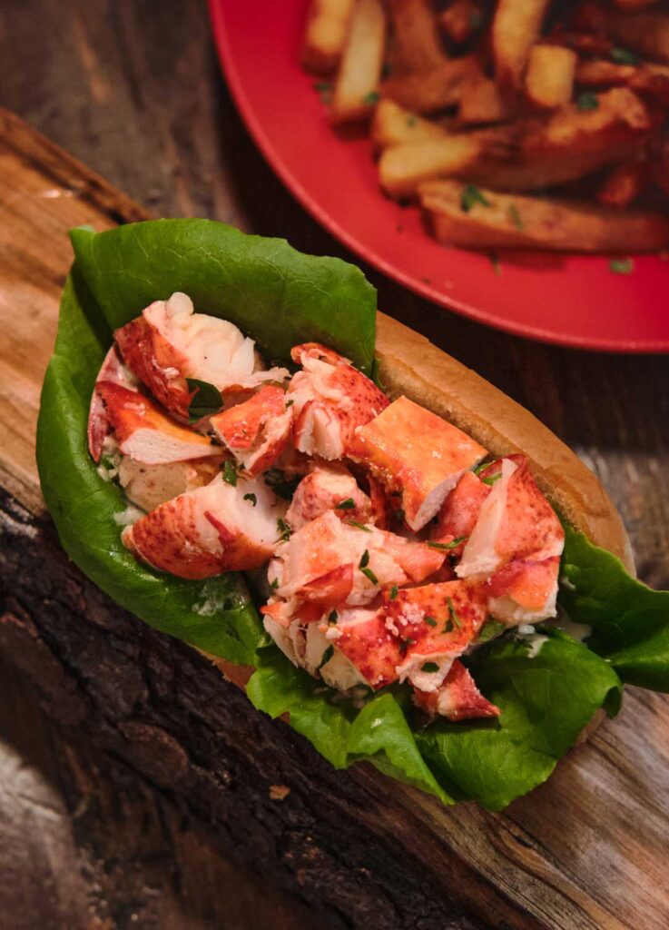 Guedille d'homard dans le Vieux-Montréal - Lobster Roll in Old Montreal at Resto le Polisson